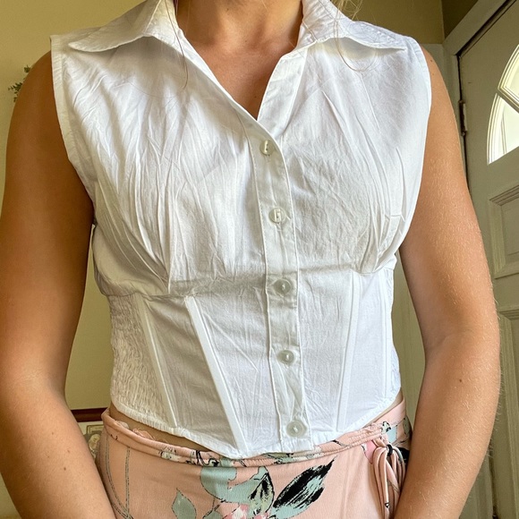 White sleeveless button down preppy crop top - Picture 3 of 10